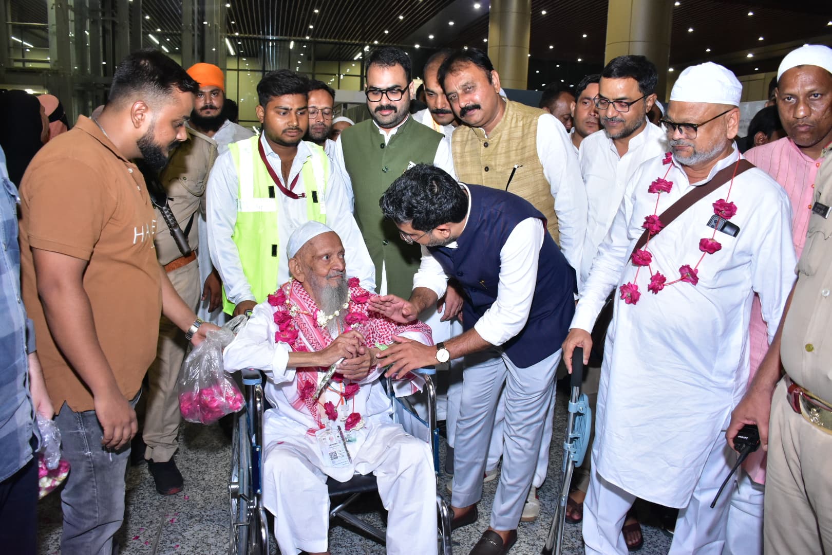 हज यात्रियों की पहली वापसी उड़ान पहुंची लखनऊ, राज्य मंत्री दानिश आज़ाद अंसारी ने किया स्वागत पुनीत संदेश/अंकित राठौड़&#160;
